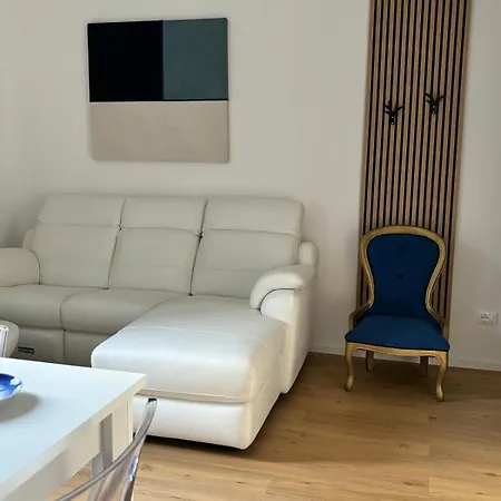 Syrakousai Apartment