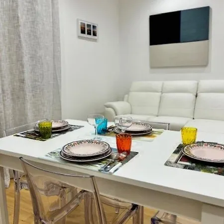 Syrakousai Apartment *